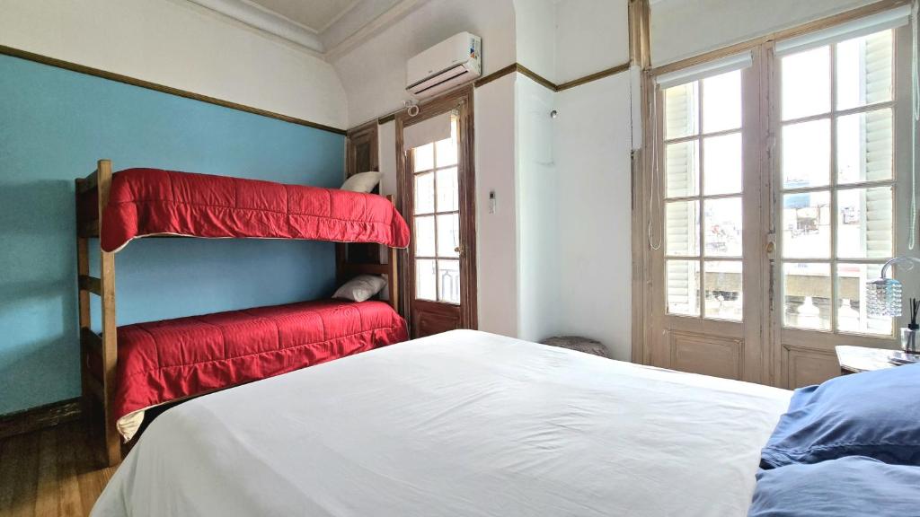 Vista general con cama matrimonial y camas marineras/cucheta