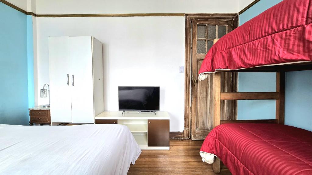 Smart TV, armario de guardado y camas adicionales