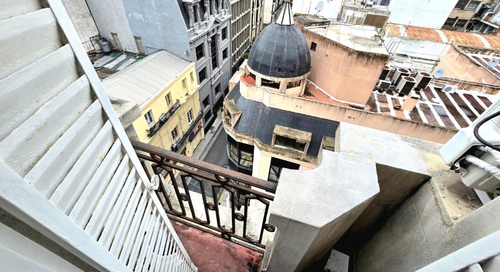 Balcón privado con vista abierta a la arquitectura de la ciudad