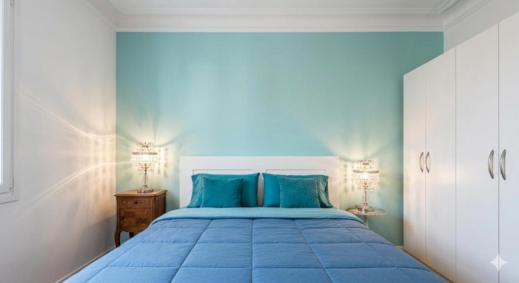 Área de estar / salón común con sillones, decoración y Smart TV