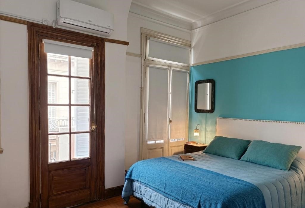 Cama matrimonial principal con veladores estilo clásico y placares