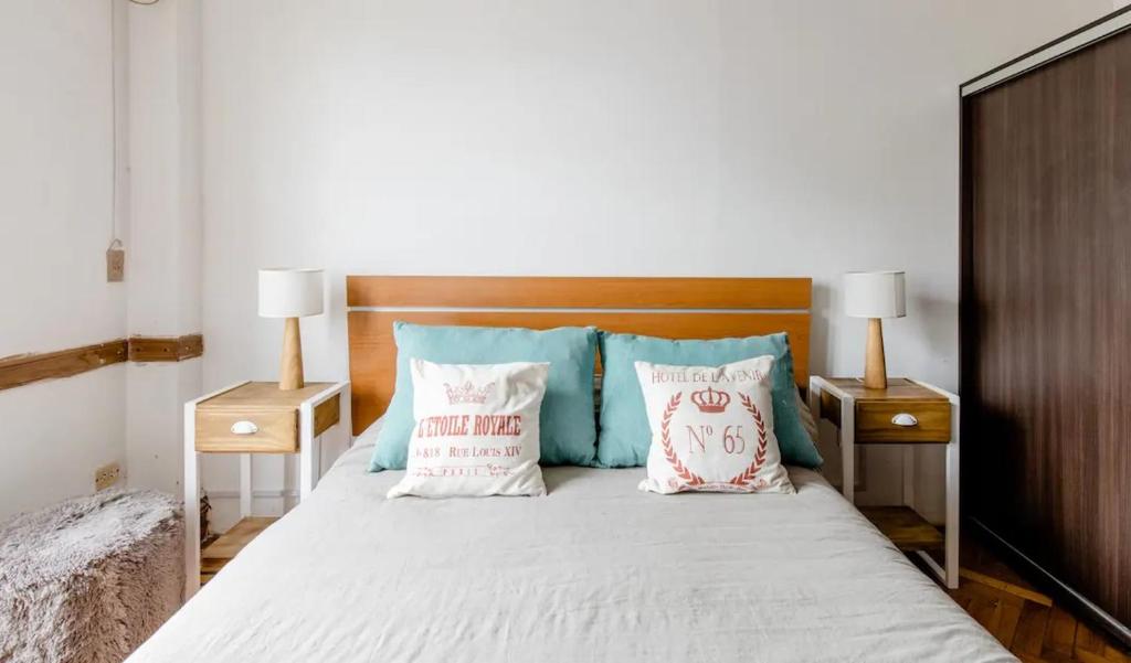 Cama matrimonial principal con veladores